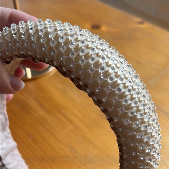 Viral Cream Textured Hair Accessory with ✨ Sparkle netting Finish - Picture 2 of 5